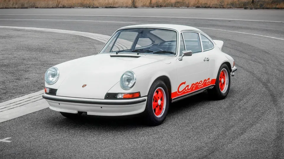 اولین 911 با ریشه مسابقه‌ای با پسوند Carrera RS معرفی شد که میراث آن تا به امروز در مدل‌های