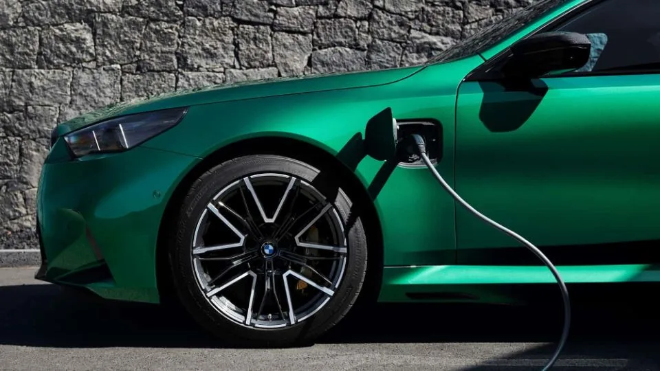 2025 بامو M5