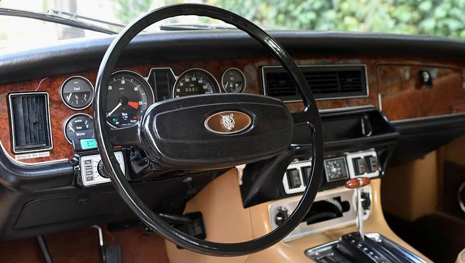 طراحی داشبورد جگوار XJ6-C مدل 1976