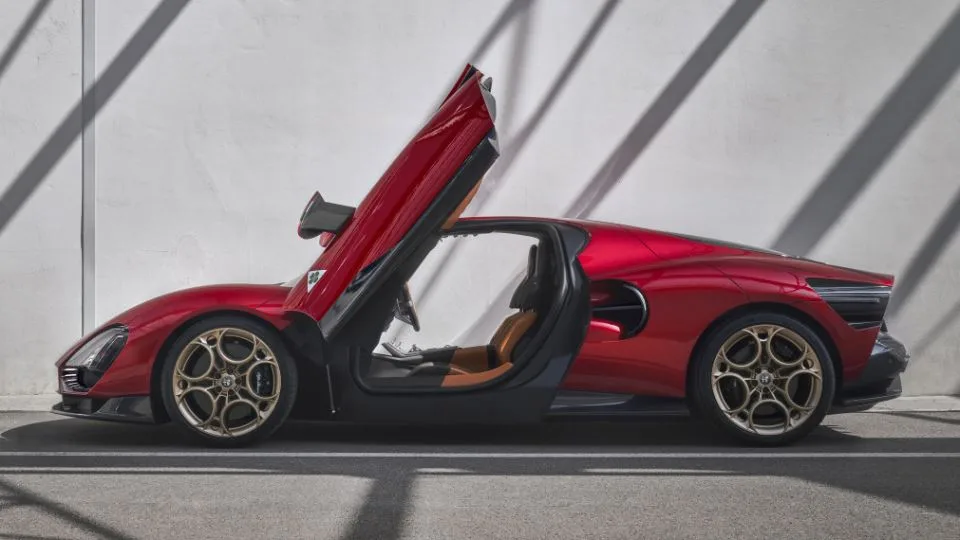 آلفارومئو 33 استراداله - Alfa Romeo 33 Stradale