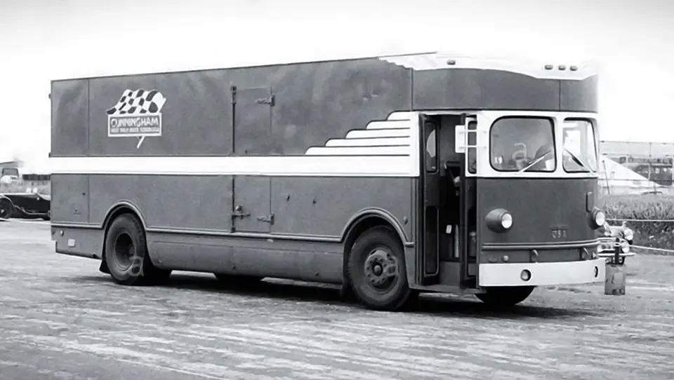 2 - کانینگهام Fageol-Twin Coach 