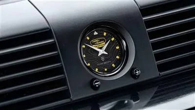 لندرور دیفندر تروفی V8 با مدل 2021