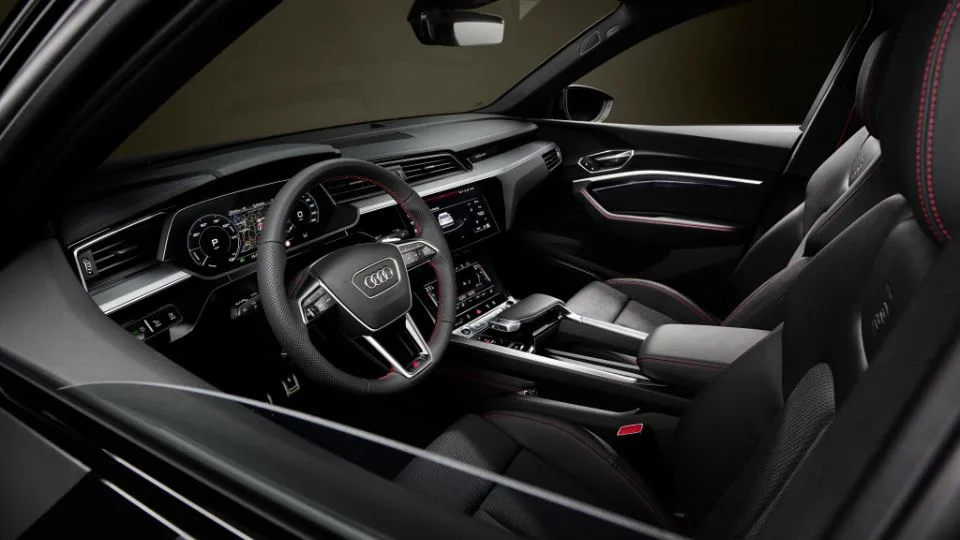 آئودی Q8 ETron ادیشن داکار