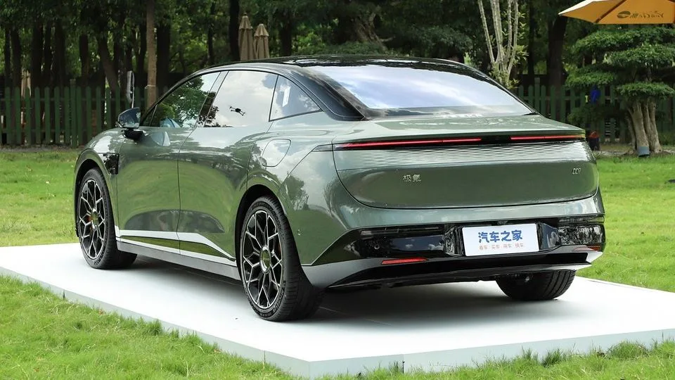 2025 زیکر 007