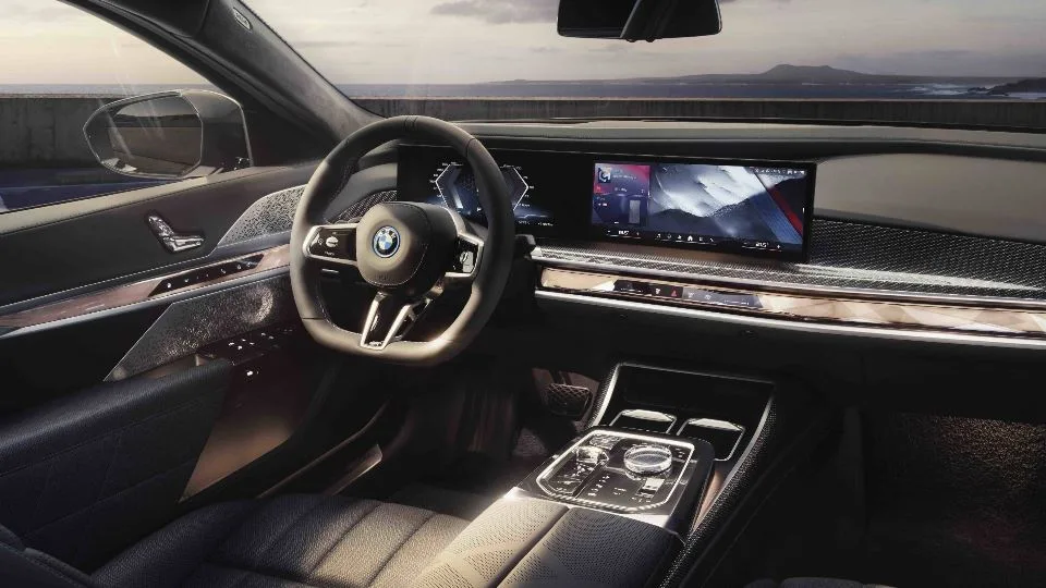بامو i7 M70 xDrive
