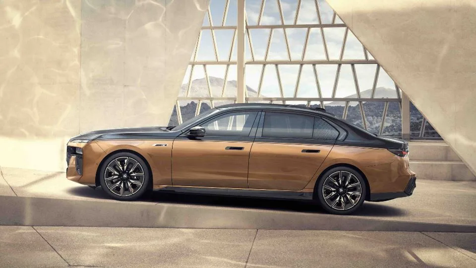 بامو i7 M70 xDrive