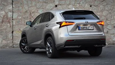 نمای عقب لکسوس NX هیبریدی با طراحی جذاب چراغها