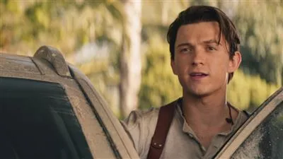 تام هالند سوار بر هیوندای توسان در فیلم Uncharted