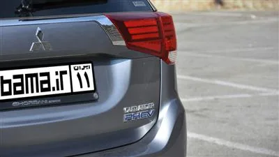نشان PHEV در عقب میتسوبیشی اوتلندر هیبریدی