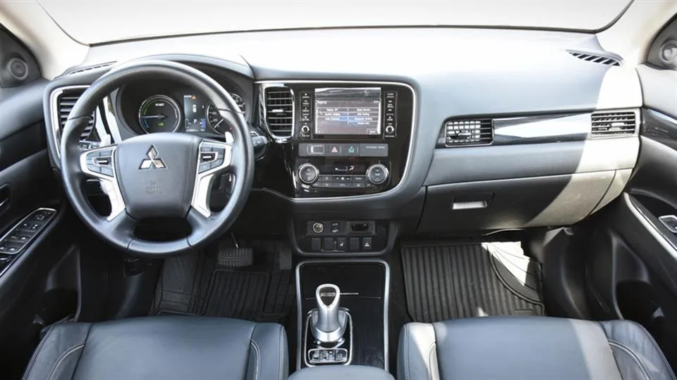 کابین میتسوبیشی اوتلندر PHEV