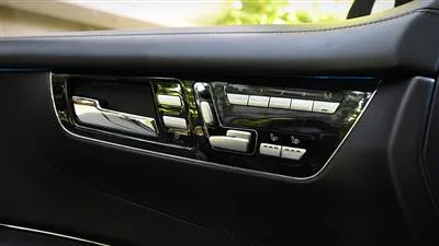 دکمه های تنظیم برقی صندلی راننده در مرسدسبنز CL500