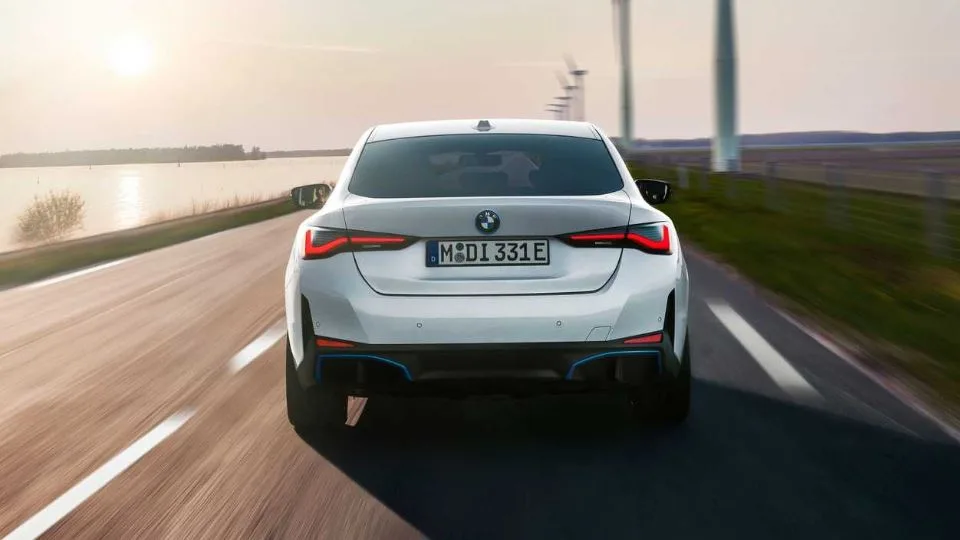 طراحی نمای عقب سدان برقی ب ام و i4 eDrive35