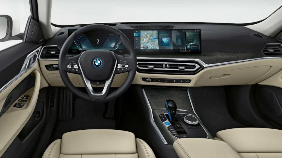 کابین ماشین برقی ب ام و i4 eDrive35