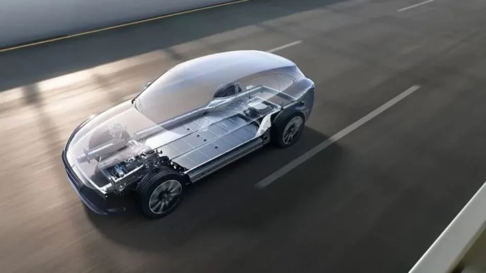 آیتو M5 EV کراس‌اوری برقی از سرس و هواوی