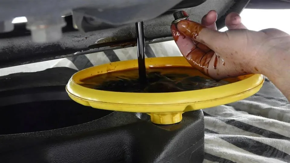 بازکردن پیچ کارتل در زمان تخلیه روغن موتور