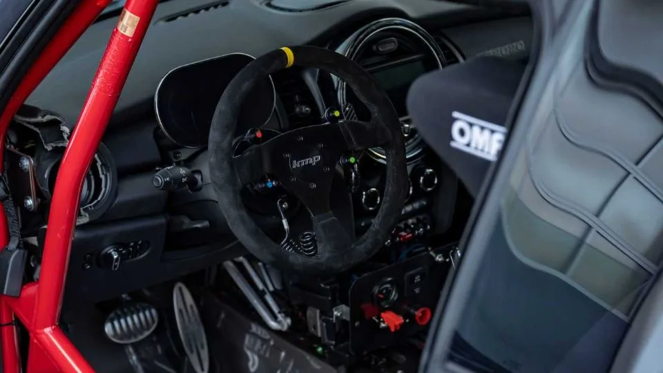 بازگشت مینی به مسابقات استقامات - Mini John Cooper Works by Bulldog Racing