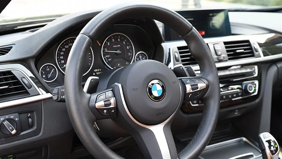 کابین بامو 330i مدل 2018