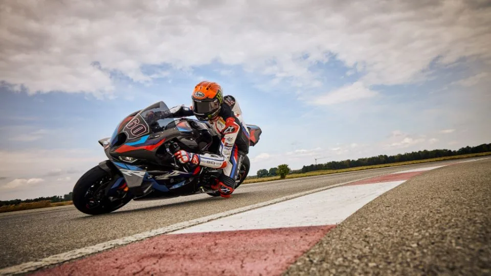 موتورسیکلت ب ام و M1000RR M