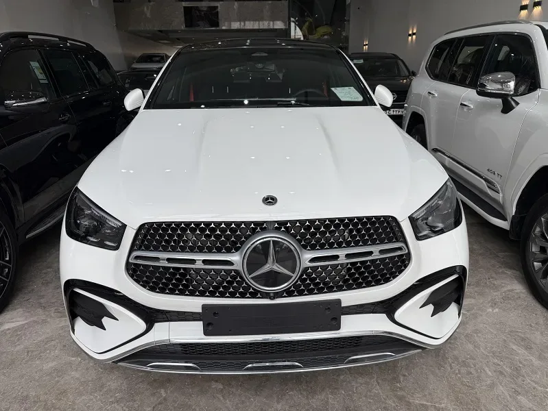 نمای روبهروی مرسدس بنز GLE ۴۵۰ مدل ۲۰۲۶ نمای روبهروی مرسدس بنز GLE ۴۵۰ مدل ۲۰۲۶
